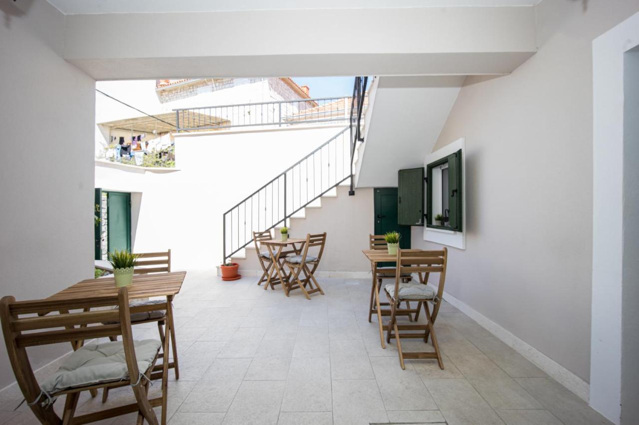 Zlatin Dvor - Apartments For 3, Terrace, Trogir Center, Beach At 5-Min, Bike Friendly Kültér fotó